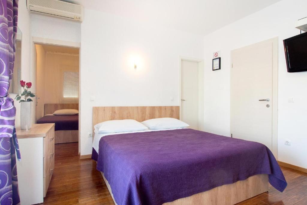 Bed & Breakfast Pino Podstrana Bagian luar foto