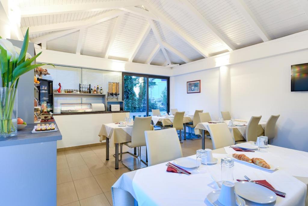 Bed & Breakfast Pino Podstrana Bagian luar foto