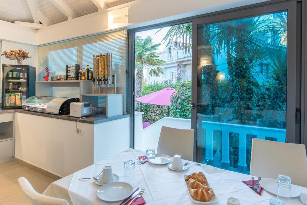 Bed & Breakfast Pino Podstrana Bagian luar foto