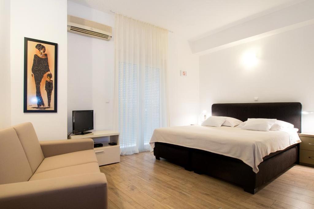 Bed & Breakfast Pino Podstrana Bagian luar foto
