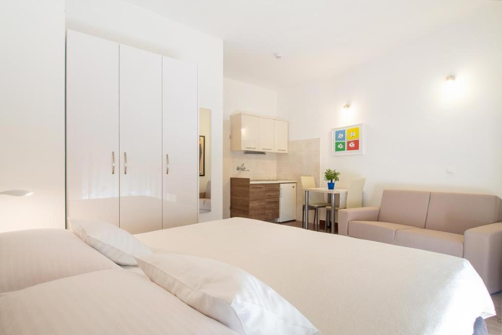 Bed & Breakfast Pino Podstrana Bagian luar foto