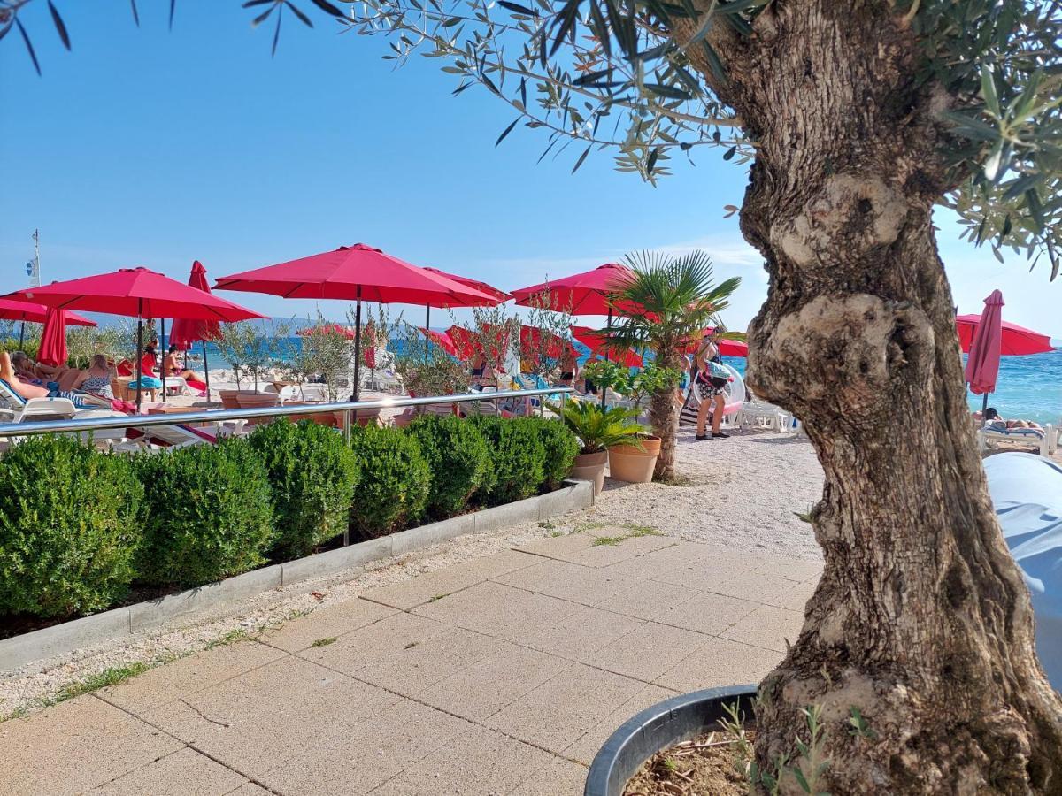 Bed & Breakfast Pino Podstrana Bagian luar foto